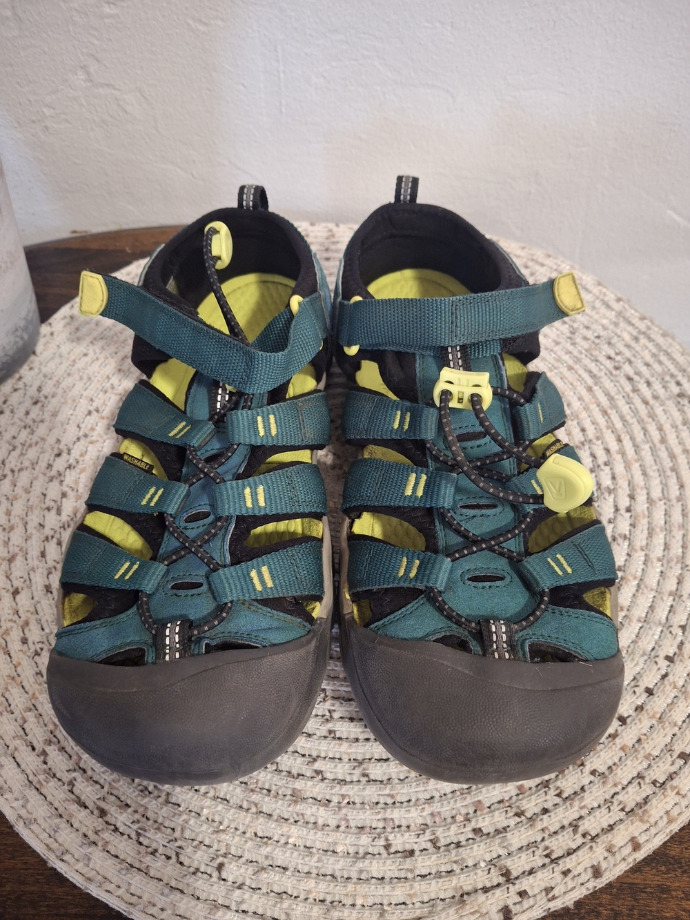 Kid's Keen Green Outdoor Sandals Size 6. - Picture 2 of 9